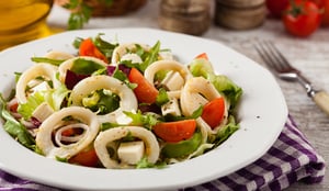 Calamari rings with tomatoes, lettuce, and cheese cubes